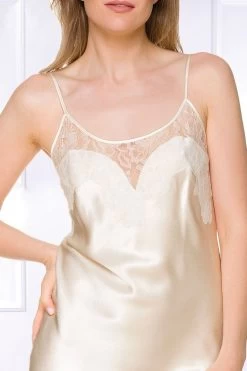 Coemi - Federica Satin Negligee - Champagner 16 Coemi - Federica Satin Negligee - Champagner -Unterwäsche Rabatt COEMI FEDERICA SHORT NIGHTDRESS CREAM 222101 3 1280x1280
