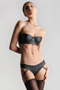 Maison Close - Chambre Noire Strappy String - Wetlook Schwarz -Unterwäsche Rabatt MAISON CLOSE CHAMBRE NOIRE STRING SCHWARZ 4 1280x1280