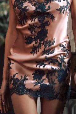 Marjolaine - Phenix Seiden Negligee - Puder/Anthrazit -Unterwäsche Rabatt MARJOLAINE PHENIX NEGLIGEE 3PHE0301 BOUDOIR ARDOISE 2 1280x1280