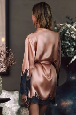 Marjolaine - Phenix Seiden Kimono - Puder/Anthrazit -Unterwäsche Rabatt MARJOLAINE PHENIX SHORT KIMONO 3PHE2001 BOUDOIR ARDOISE 11 1280x1280