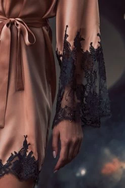 Marjolaine - Phenix Seiden Kimono - Puder/Anthrazit -Unterwäsche Rabatt MARJOLAINE PHENIX SHORT KIMONO 3PHE2001 BOUDOIR ARDOISE 2 1280x1280