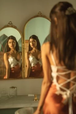 Marjolaine - Sophia Seiden Negligé - Champagner/Cognac -Unterwäsche Rabatt MARJOLAINE ROBYN NEGLIGEE CHAMPAGNER COGNAC 1 1280x1280